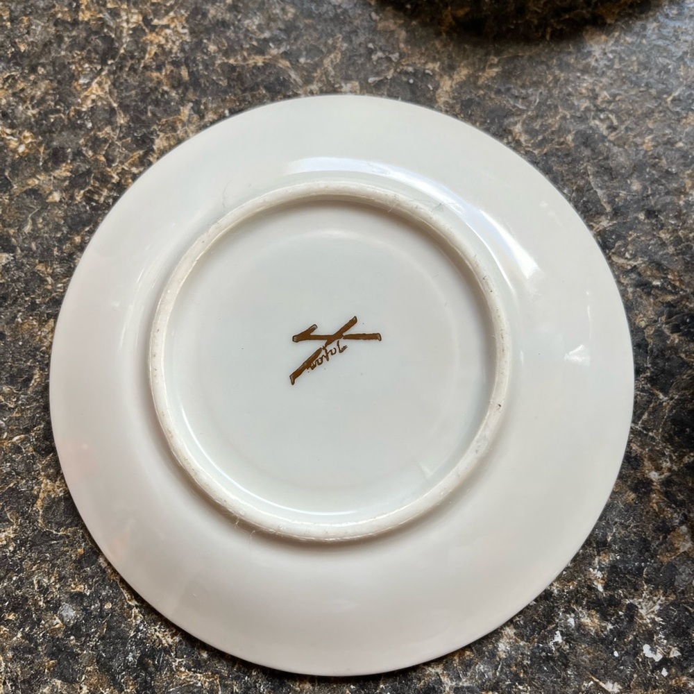 White and Gold tea set. - Picture 4 of 8